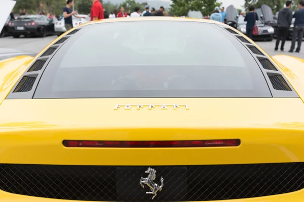 Gelbe Ferrari-Rückansicht — Stockfoto