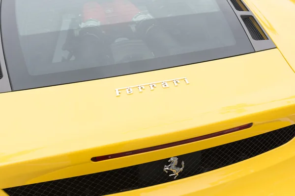 Żółte Ferrari tylne wizji — Zdjęcie stockowe