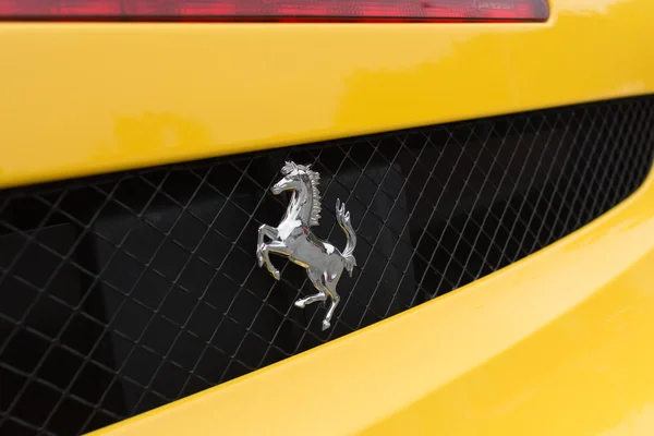 Logo amarillo Ferrari en detalle — Foto de Stock