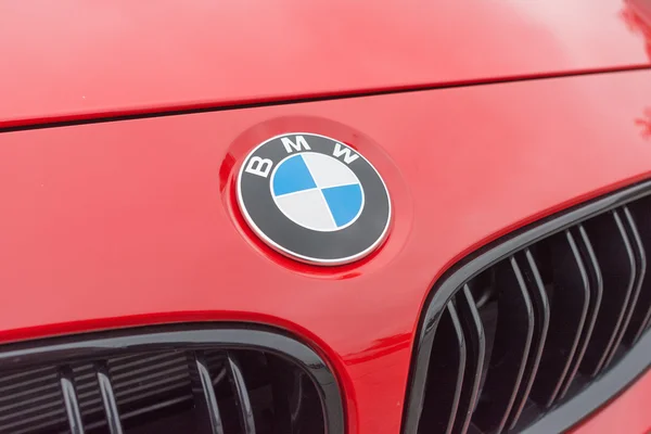Bmw червоний логотип на деталях — стокове фото