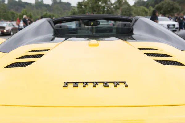 Gele Ferrari achterste visie — Stockfoto