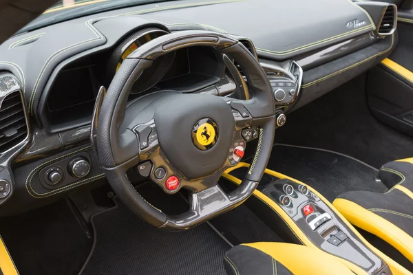 Жовтий Ferrari інтер'єру — стокове фото