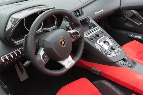 Червоний Lamborghini інтер'єру — стокове фото