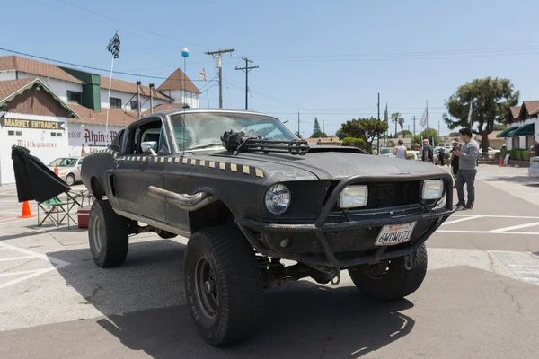 Ford Mustang postapokalyptisches Überlebensfahrzeug — Stockfoto