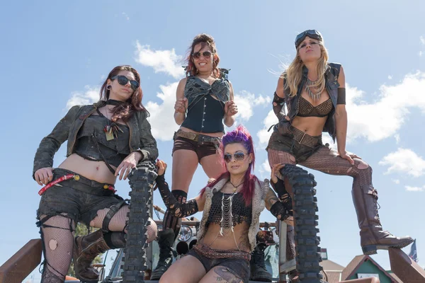 Post-apocalyptic survival costume girls — Stock Photo, Image