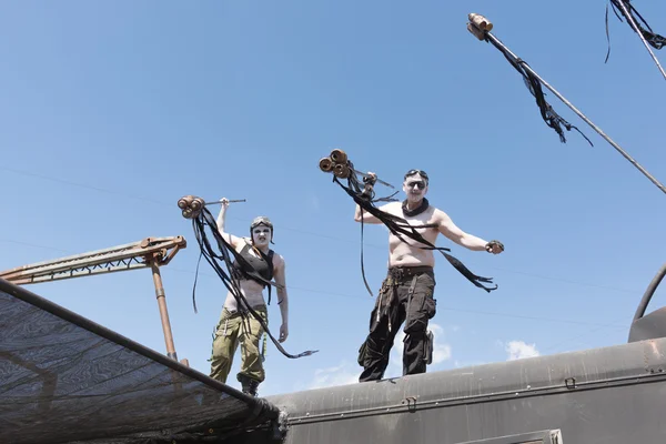 Post-apocalyptic survival costume couple — Stock Photo, Image