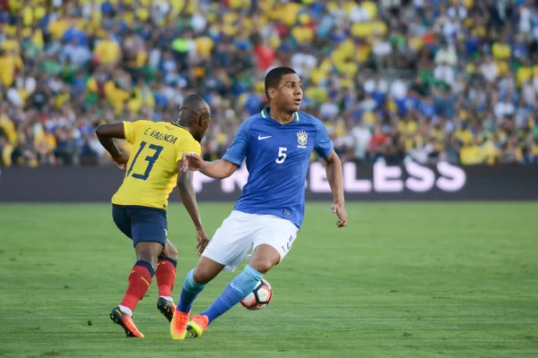 Fotbollsspelare eNNeR Valencia 13 och Casemiro 5 under Copa Amer — Stockfoto