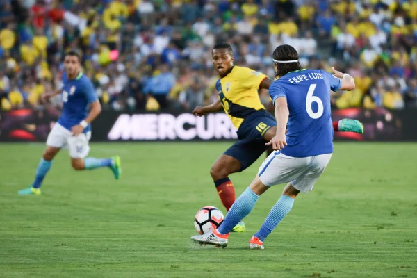 Filipe Luis 6, Antonio Valenca peleando por el balón durante la Copa — Foto de Stock