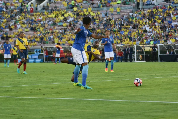 Joueurs de football se battant pour le ballon pendant Copa America Centena — Photo