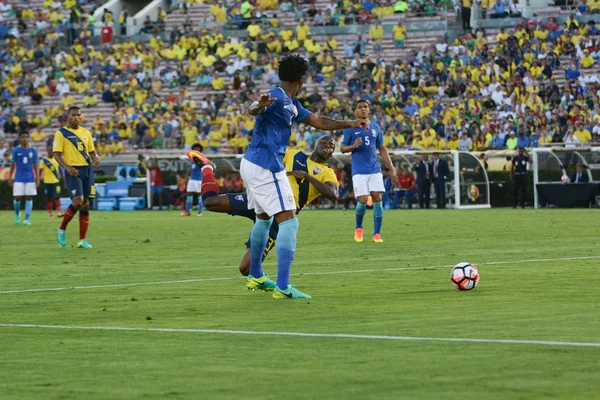 コパ・アメリカ・センテナの間にボールのために戦うサッカー選手 — ストック写真