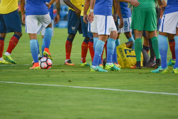 Jugadores de fútbol alrededor de jugador en el suelo durante Copa América Ce — Foto de Stock