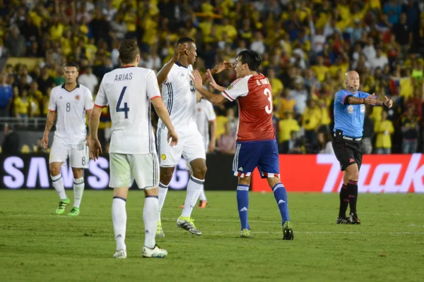 Gustavo Gomez poussant Yerry Mina pendant le Centenaire de Copa America — Photo