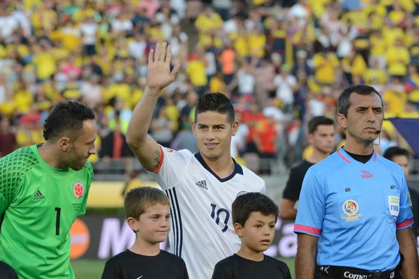 James Rodriguez winkt den Fans in der Innenstadt zu — Stockfoto