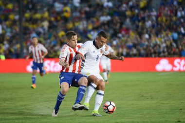 Futbolcular top için savaşıyor.