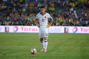 James Rodriguez tekme önce topa bakıyor
