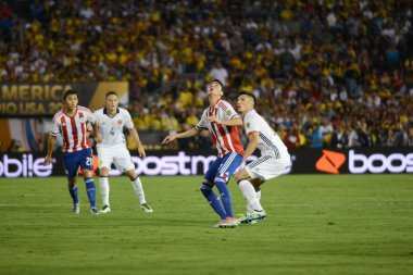 Futbolcular yukarı bakıyor