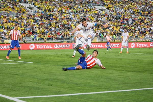 Джеймс Родригес перепрыгнул через соперника во время Кубка Америки по футболу — стоковое фото