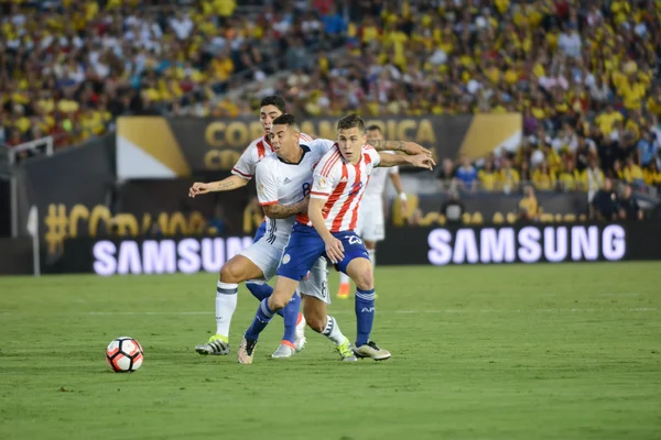 Fußballer kämpfen während der Copa America Centena um den Ball — Stockfoto