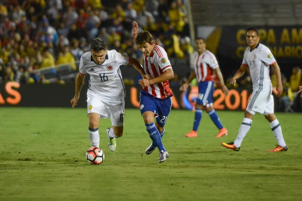 Joueurs de football se battant pour le ballon — Photo