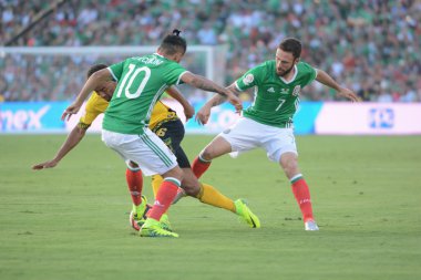 Futbolcular top için savaşıyor.