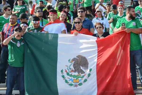 Aficionados al fútbol sosteniendo la bandera de México durante Copa América Centenar — Foto de Stock