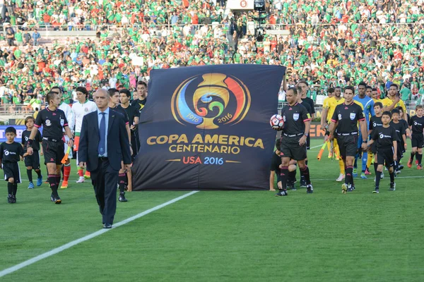 Entrada de las selecciones nacionales de fútbol durante el Centenario de la Copa América — Foto de Stock