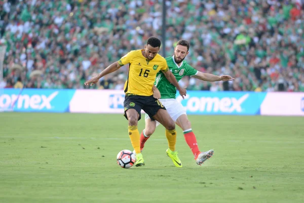 Lee Williamson und Miguel Layun kämpfen um den Ball — Stockfoto