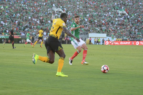 Fußballer kämpfen um den Ball — Stockfoto