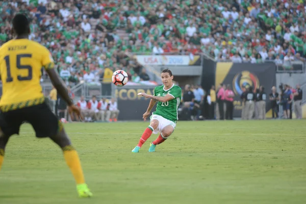 Jesus Duenas kickt den Ball während der Copa America Centenario — Stockfoto