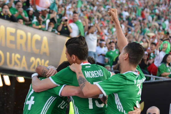 Jugadores mexicanos celebran gol — Foto de Stock