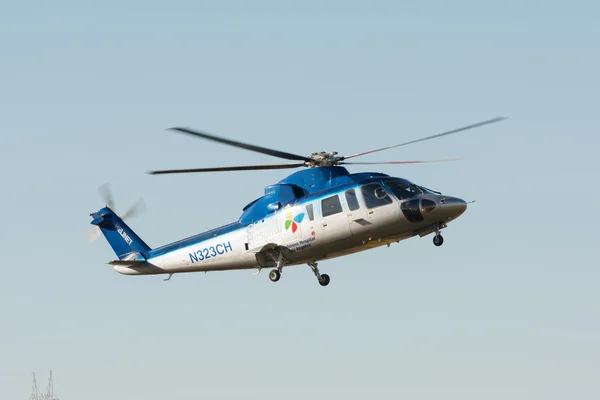 Sikorsky s-76 hubschrauber während los angeles american heroes air — Stockfoto