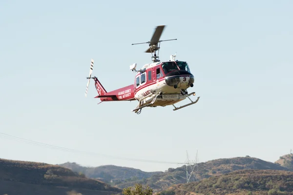 Bell uh-1H Rotorcraft helikopter under Los Angeles American han — Stockfoto