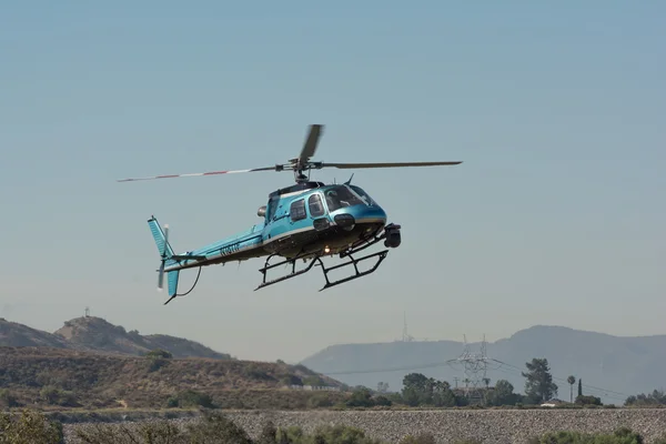 ロサンゼルスアメリカンヒーローズAの間にユーロコプターAs350ヘリコプター — ストック写真