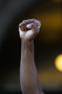 Siyah hayatlar önemli protestocu bir sig olarak havaya yumruklarını koymak