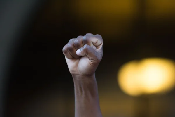 Siyah hayatlar önemli protestocu bir sig olarak havaya yumruklarını koymak