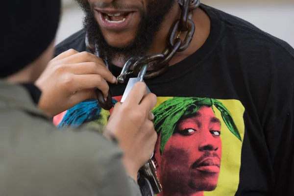 Black lives matter protestor wearing a chain with lock around hi — Stock Photo, Image