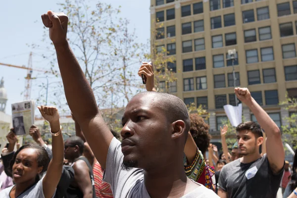 Las vidas de los negros importan los manifestantes marchan en el Ayuntamiento — Foto de Stock