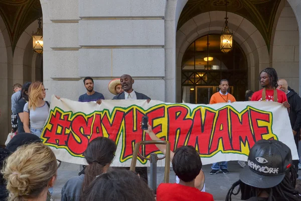 Black lives matter protestors holding a poster during march on C — Stock Photo, Image