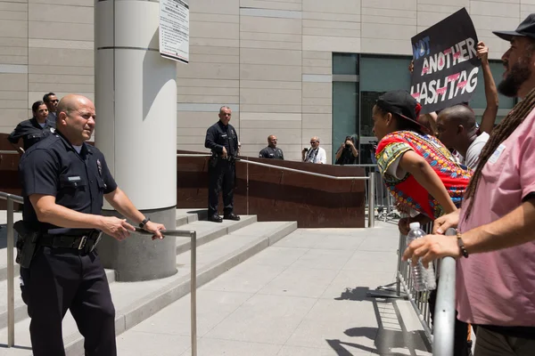 Preto vive matéria manifestantes e policiais durante marcha na cidade Ha — Fotografia de Stock