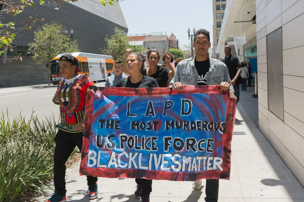 Los angeles, usa - 12. Juli 2016 - black lives matter Demonstranten mit einem Plakat während eines Marsches auf das Rathaus nach dem Urteil über die tödlichen Schüsse auf afrikanisch-amerikanische Redel Jones — Stockbild Demonstranten mit einem Plakat während eines Marsches auf der Straße — Stockfoto