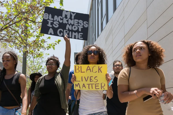 Las vidas de los negros importan los manifestantes sosteniendo un cartel durante la marcha en C — Foto de Stock