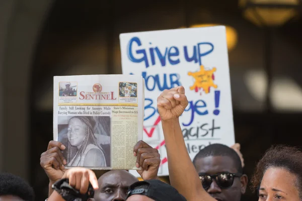 Las vidas de los negros importan a los manifestantes durante la marcha en el Ayuntamiento —  Fotos de Stock