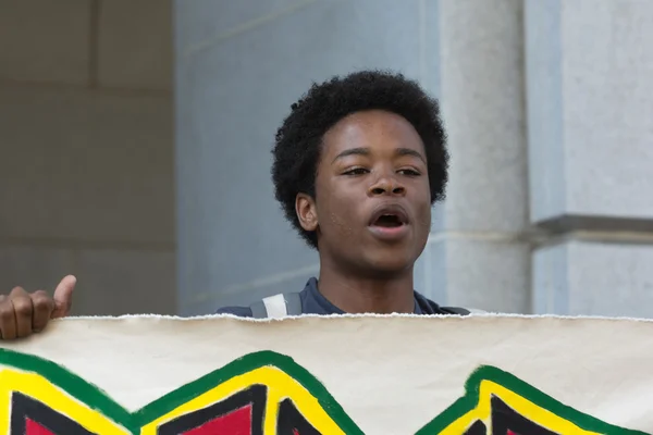 La vida de los negros importa protestante hablando durante la marcha en el Ayuntamiento — Foto de Stock