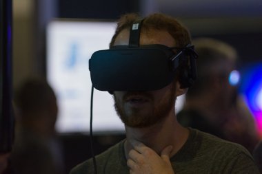 Vrla Expo Yaz aylarında sanal gerçeklik gözlüğü takan adam