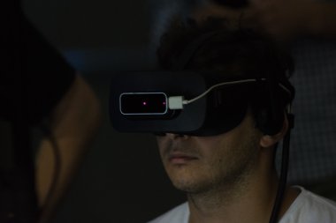 Vrla Expo Yaz aylarında sanal gerçeklik gözlüğü takan adam