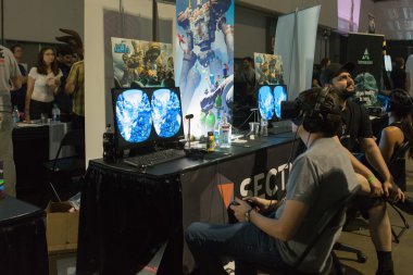 Vrla Expo Yaz aylarında sanal gerçeklik gözlüğü takan adam