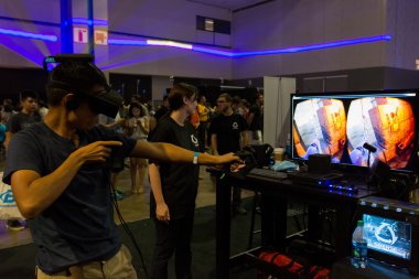 Vrla Expo Yaz aylarında sanal gerçeklik gözlüğü takan adam