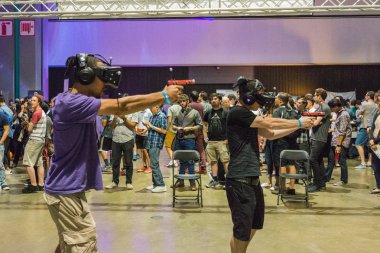 Vrla Expo Yaz aylarında sanal gerçeklik gözlüğü takan adam