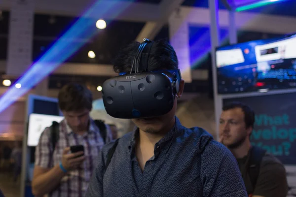 Az ember virtuális valóságszemüveget visel a VRLA Expo nyár alatt — Stock Fotó