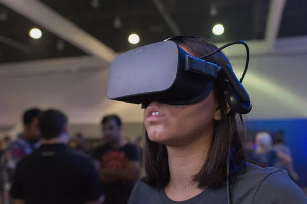 Woman wearing virtual reality goggles during VRLA Expo Summer — Stock Photo, Image